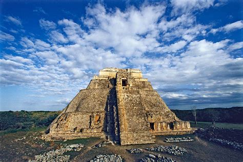 La rivolta di Maya a Uxmal: un conflitto politico-religioso contro il dominio Tolteco nel Yucatan